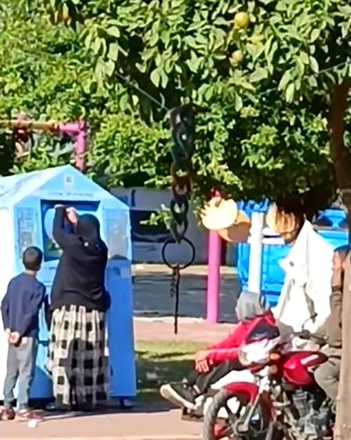Adana\'da Giysi Kumbarasına Giren Çocuk Dikkat Çekti