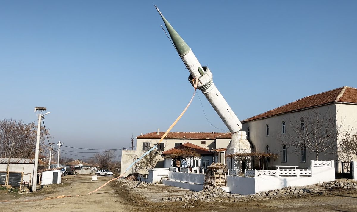 Kozköy\'deki Hasarlı Cami Minaresi Vinçle Yıkıldı