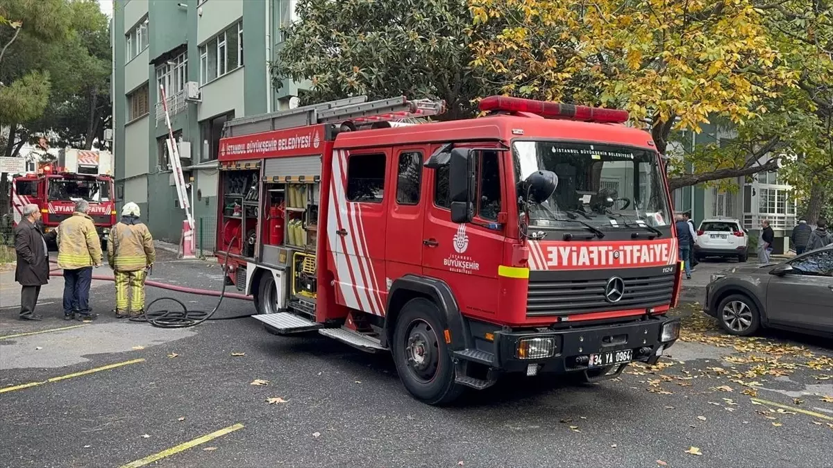 Kadıköy\'de Restoran Bacasını Yangın Söndürüldü