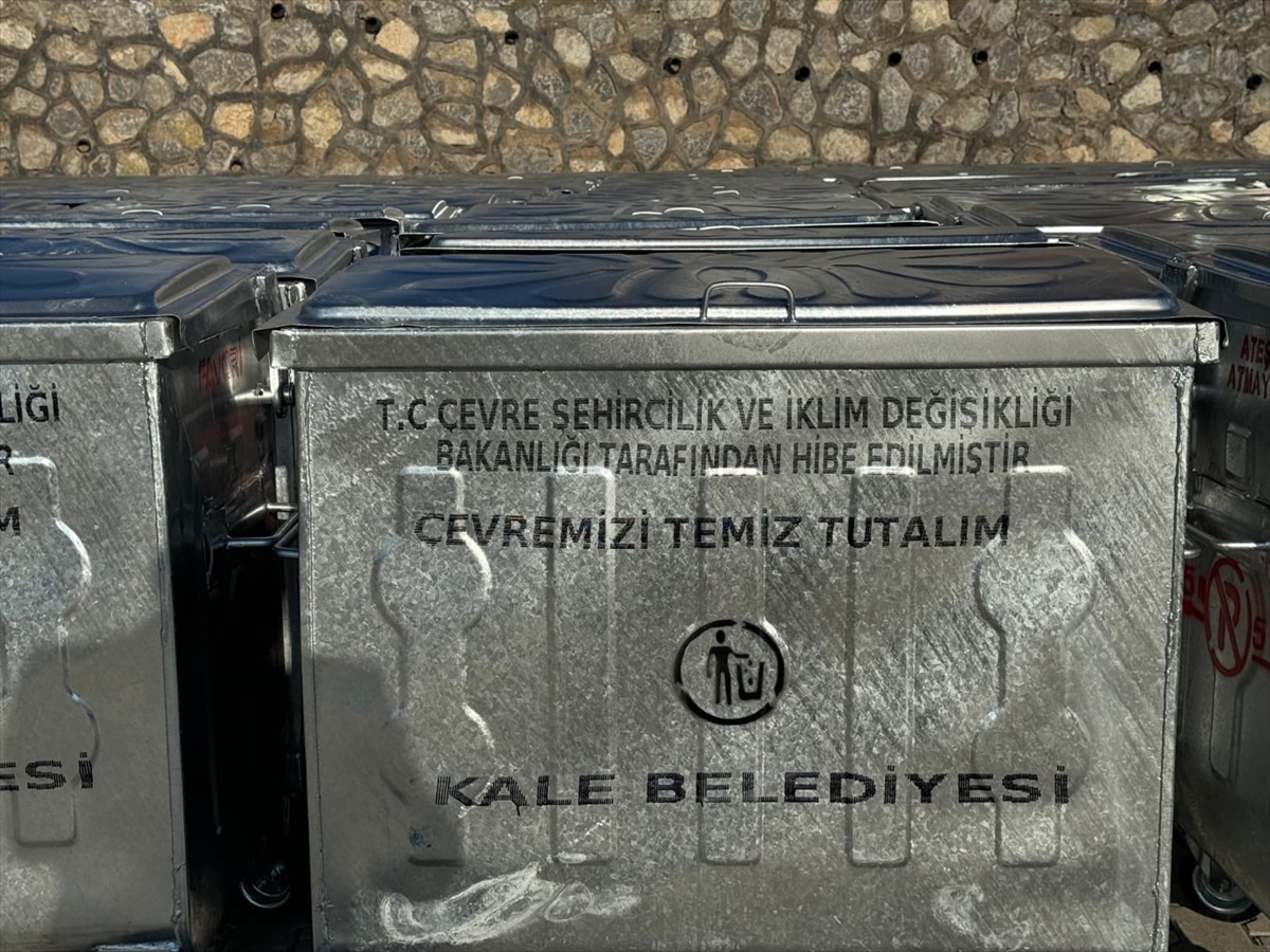 Kale\'ye 193 Yeni Çöp Konteyneri