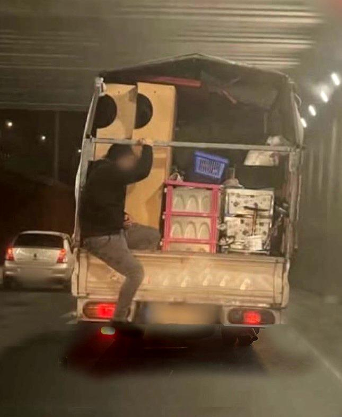 Kamyonet Kasasında Tehlikeli Yolculuk