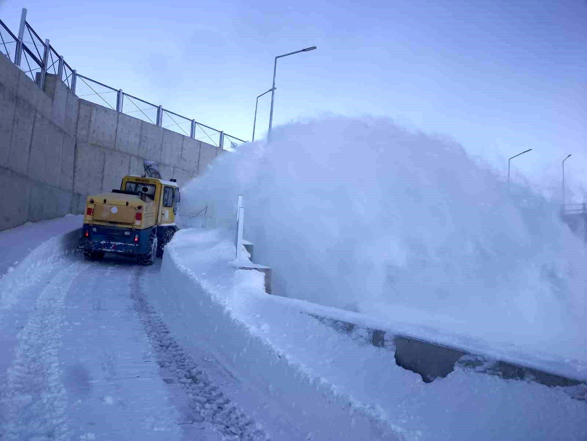 Kayseri\'de Karla Mücadele: 10 Mahalle Yolu Ulaşıma Açıldı