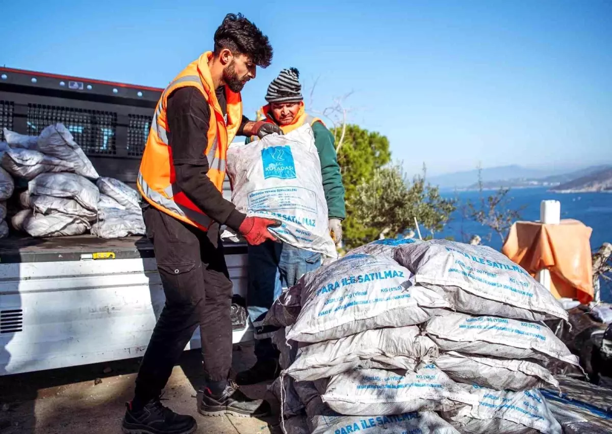 Kuşadası Belediyesi İhtiyaç Sahiplerine Kömür Yardımında Bulundu