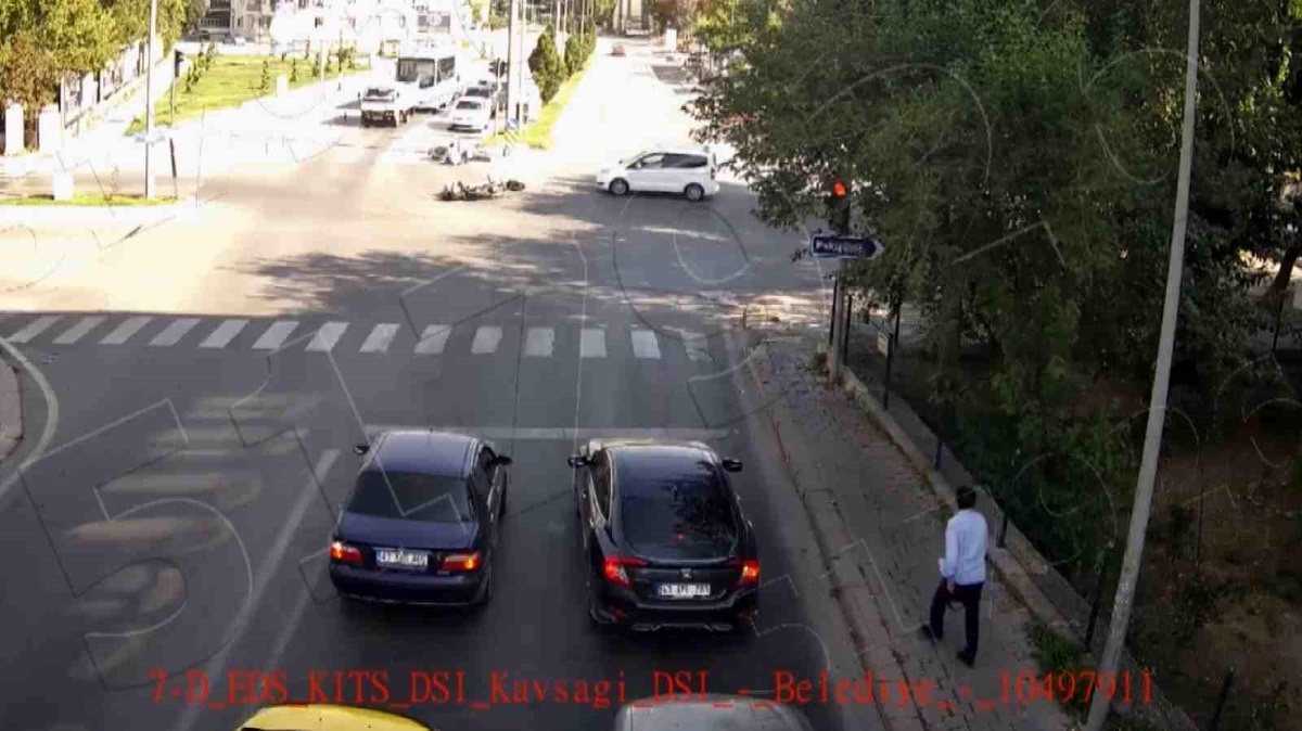 Kütahya\'da 3 Motosiklet Kazası Kameralara Yansıdı