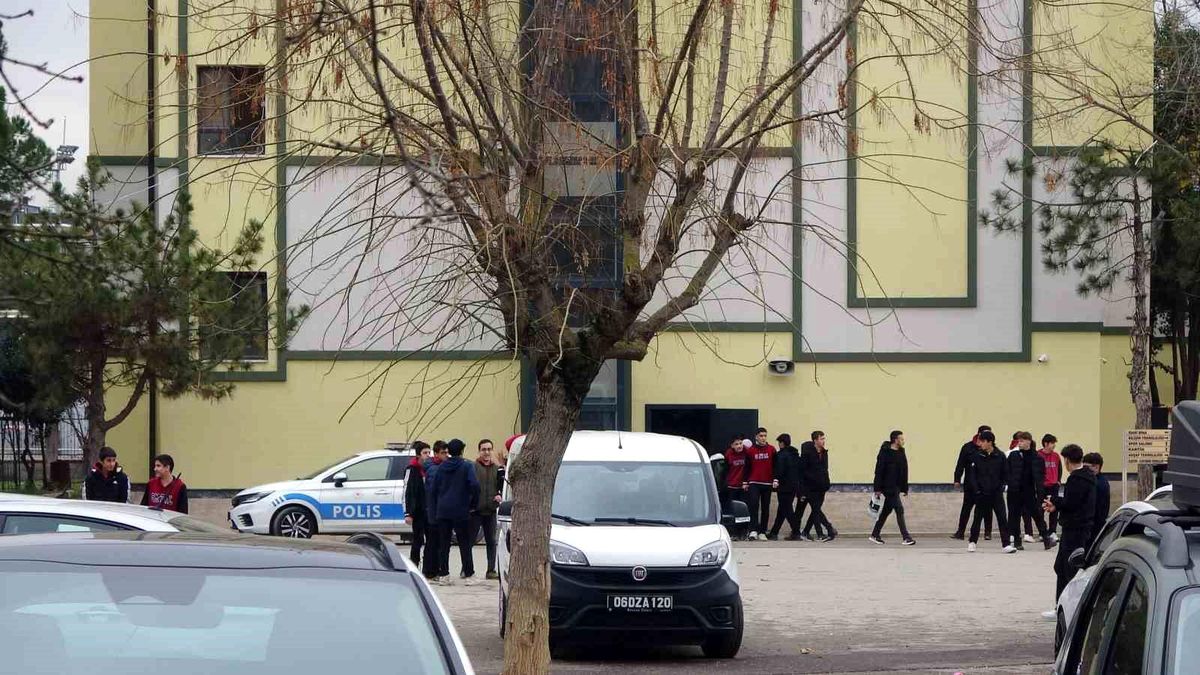 Lisede Tornavida İle Yaralama