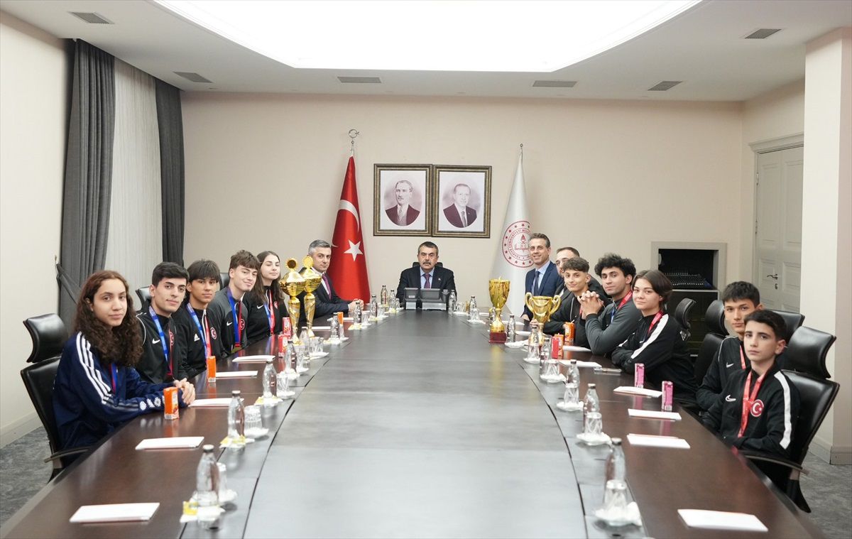 Bakan Tekin\'den Şampiyon Tekvandoculara Kabül