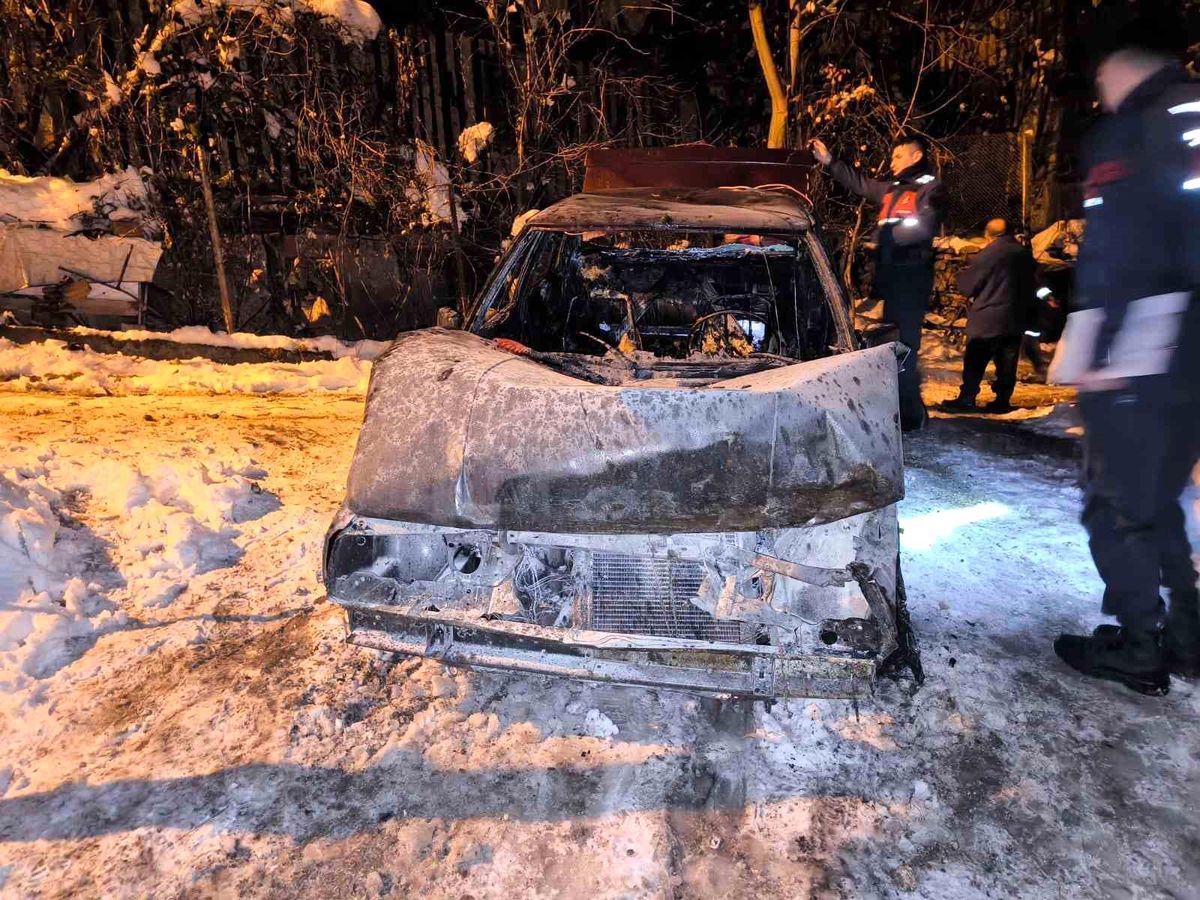 Karabük\'te Yangın: Otomobil ve Ev Zarar Gördü