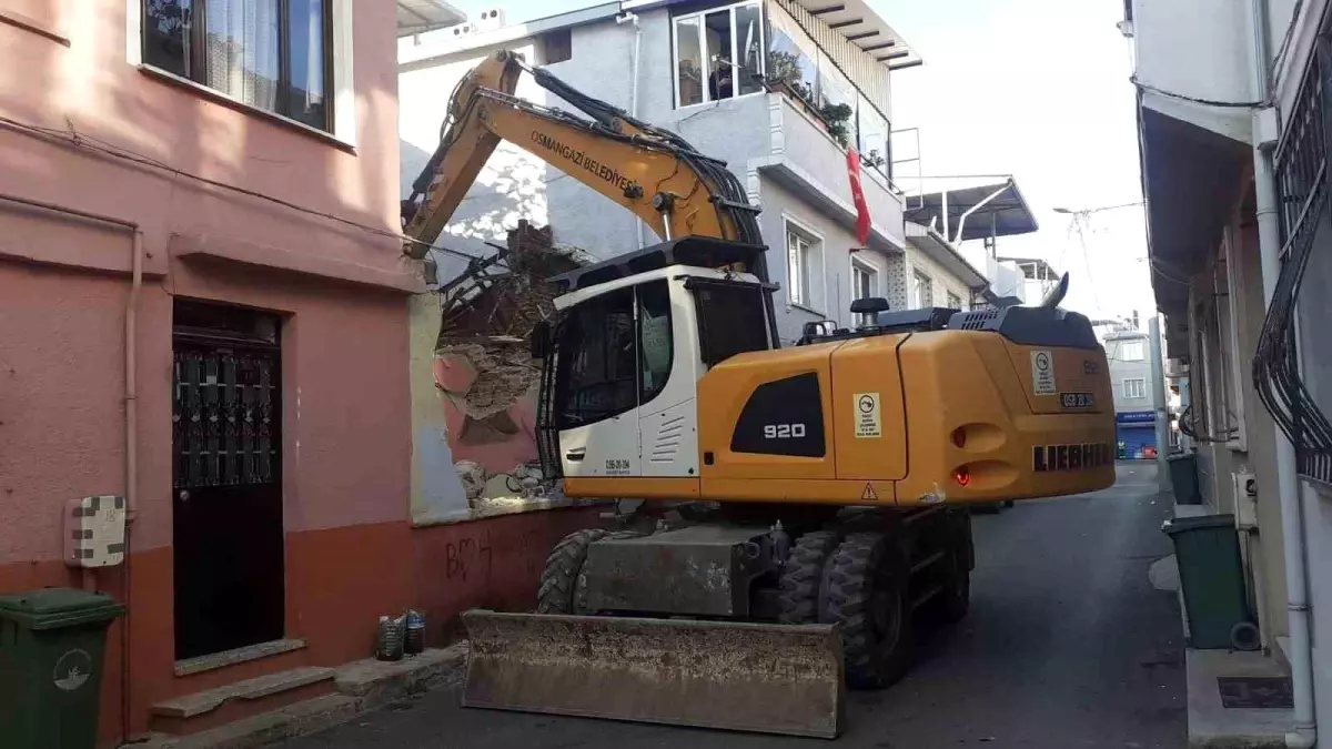 Osmangazi Belediyesi Metruk Binaları Yıkmaya Devam Ediyor