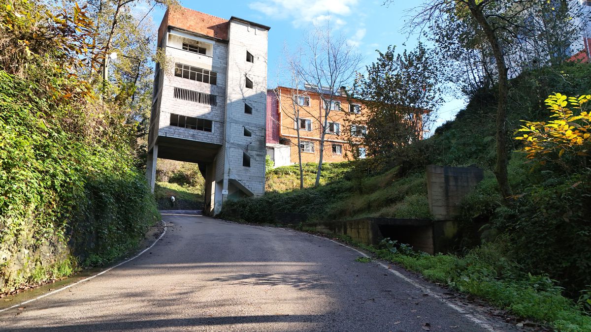 Trabzon\'da Tünel Üzerine İnşa Edilen Kur\'an Kursu Tuhaf Karşılandı