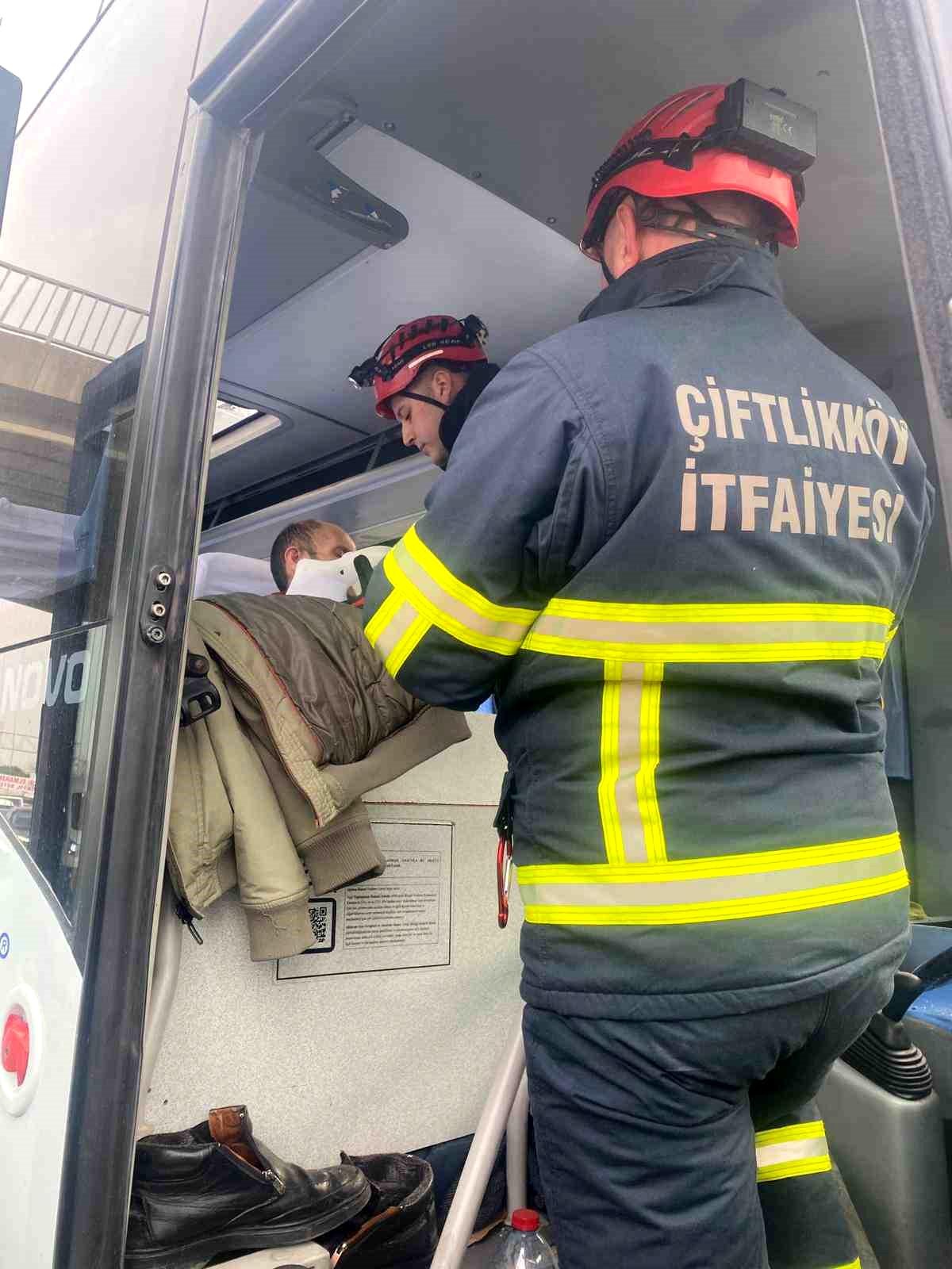 Yalova\'da Servis Midibüsü Kaza Yaptı