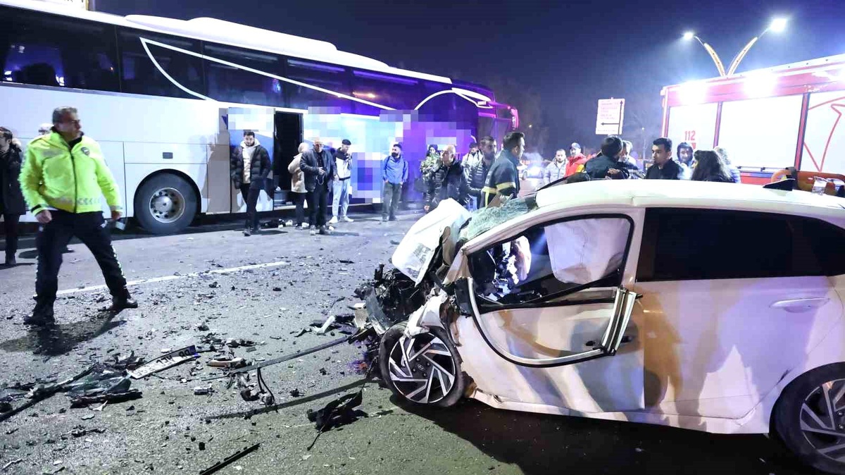 Aksaray\'da Otobüs ve Otomobil Çarpıştı!