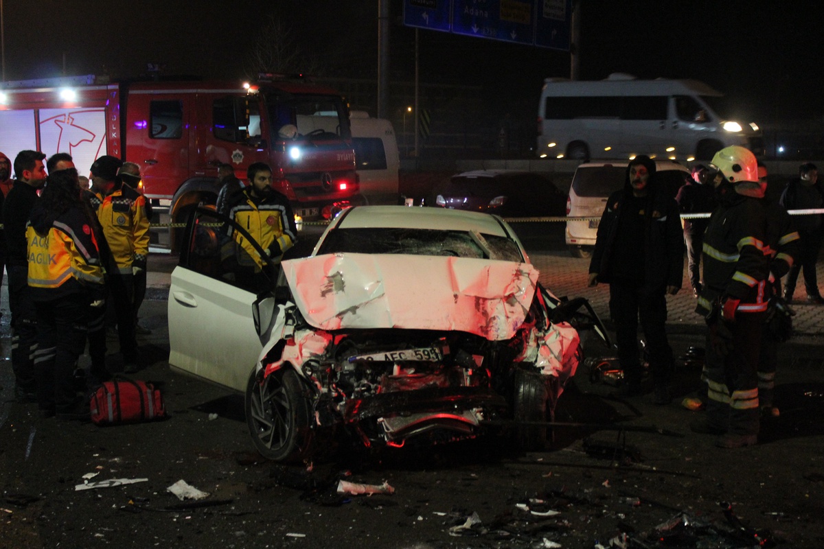 Aksaray\'da Otobüs ve Otomobil Çarpıştı: 1 Ölü, 1 Yaralı