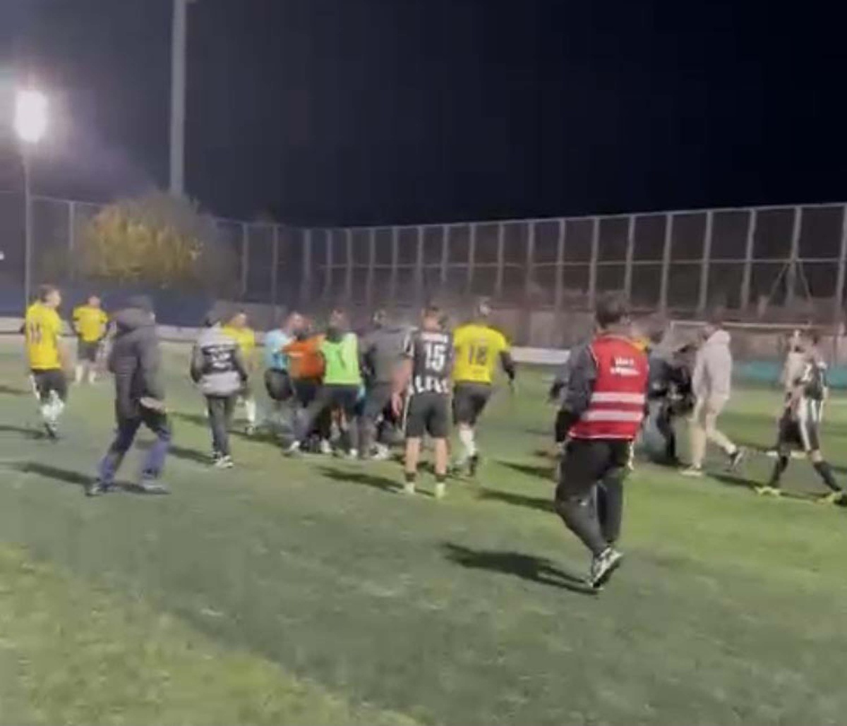 İzmir\'de Futbol Maçında Hakemlere Saldırı: 3 Kişi Tutuklandı