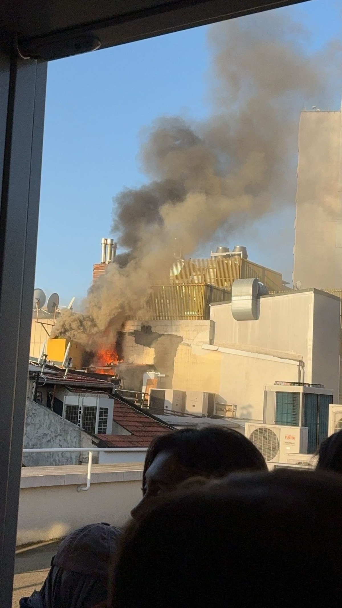 Beyoğlu\'nda Otel Çatısında Yangın Çıktı