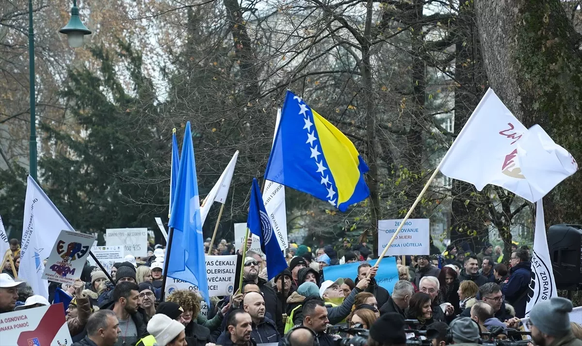 Saraybosna\'da Memurlar Maaş Artışı İçin Protesto Düzenledi