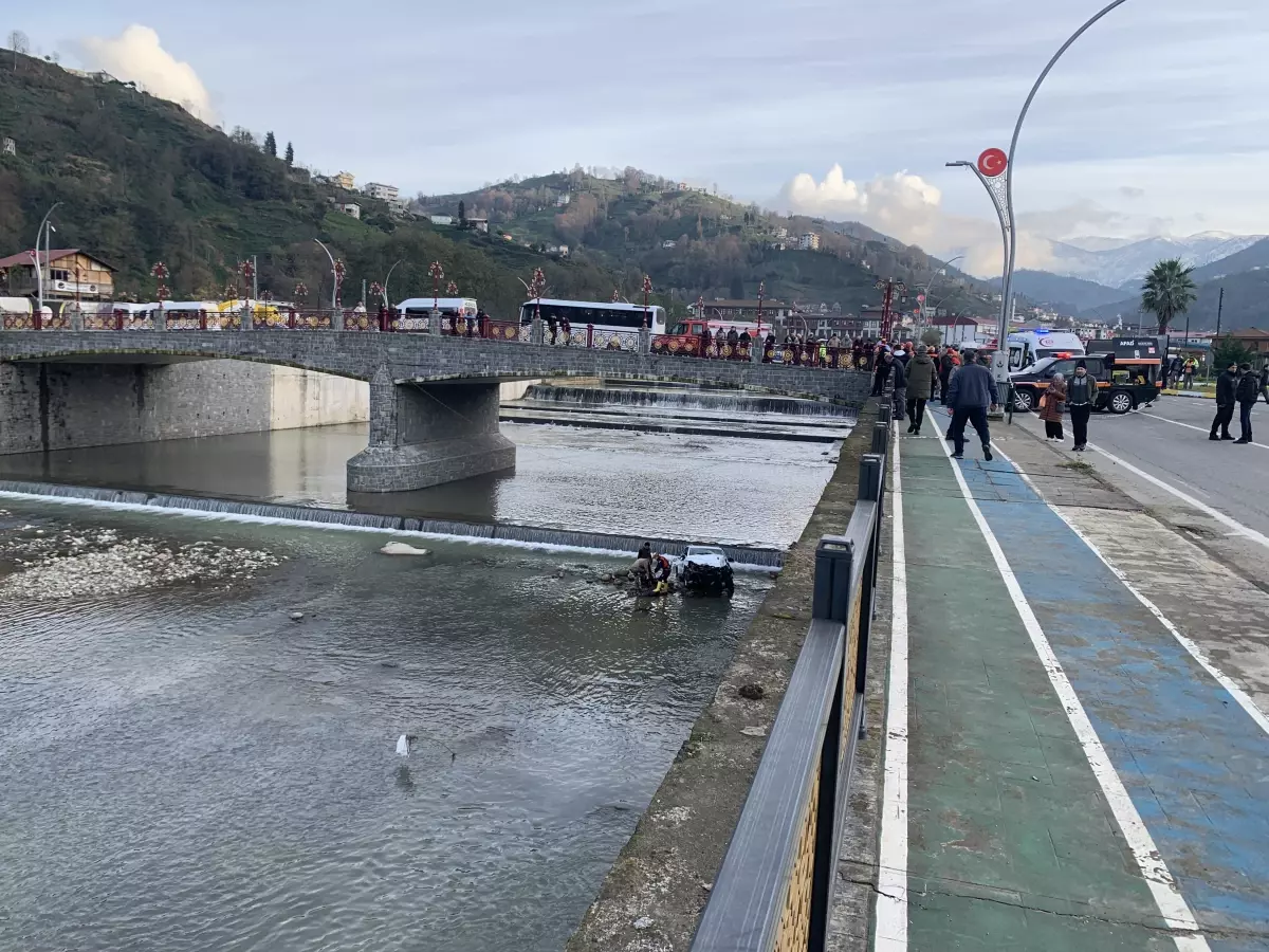 Rize\'de Ehliyetsiz Şoförle Kaza: 9 Öğrenci Yaralandı