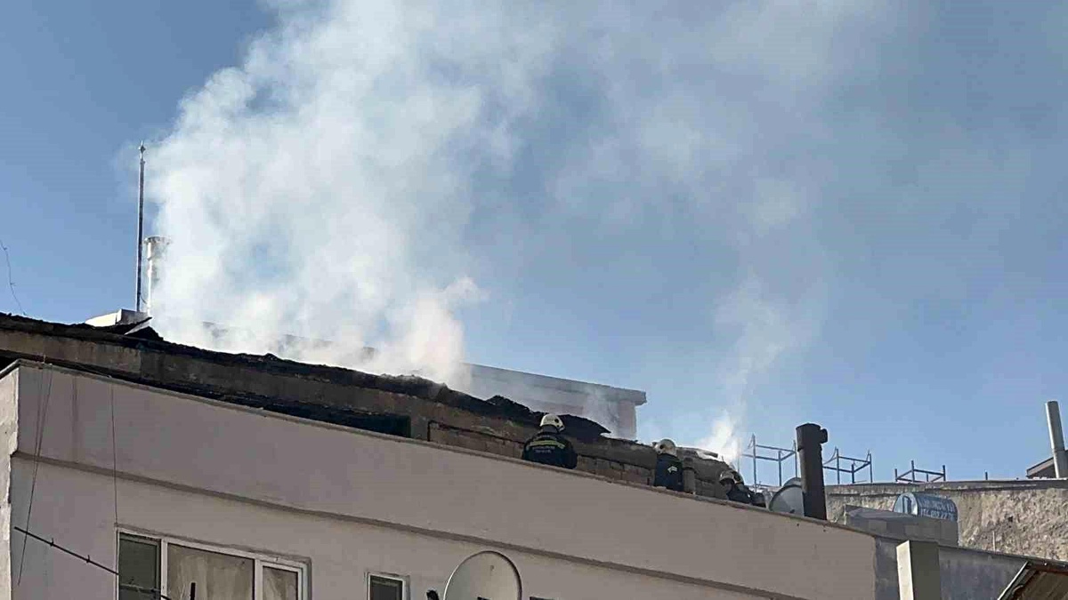 Gaziantep\'te Çatı Yangını Paniğe Neden Oldu