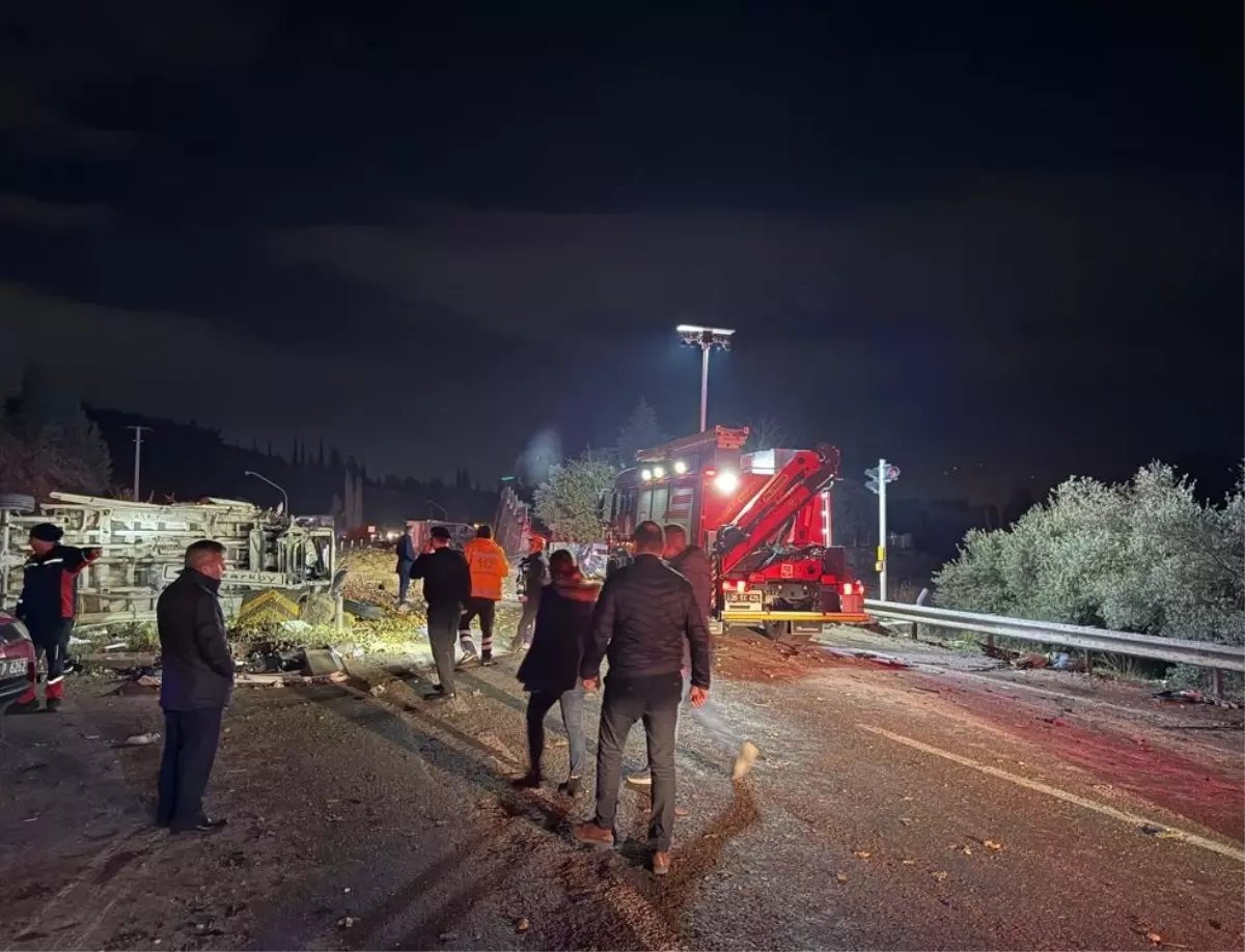 İzmir\'de Zincirleme Trafik Kazası: 2 Ölü, 7 Yaralı