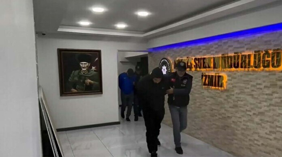 İzmir\'de Aynı Evi Birden Fazla Kişiye Kiralayan Dolandırıcılara Operasyon