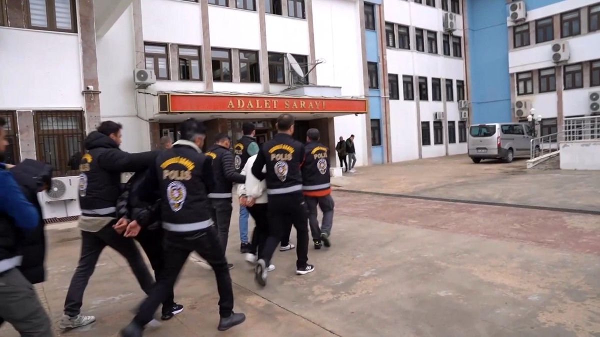 Kamu Görevlisi Kılığına Giren Dolandırıcılar Tutuklandı