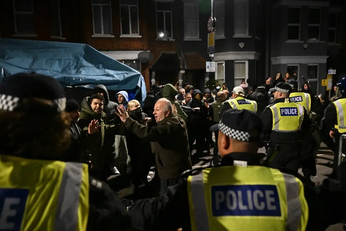 Londra\'da PKK Yandaşları ile Polis Arasında Çatışma