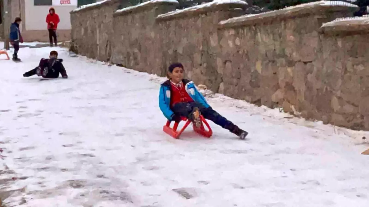 Sarıkamış'ta Çocuklar Kızak Keyfi Yaşadı