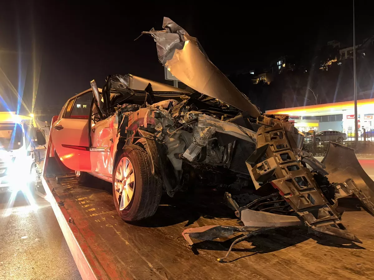 İzmir\'de Hatalı Sollama Trafik Kazası: 5 Yaralı