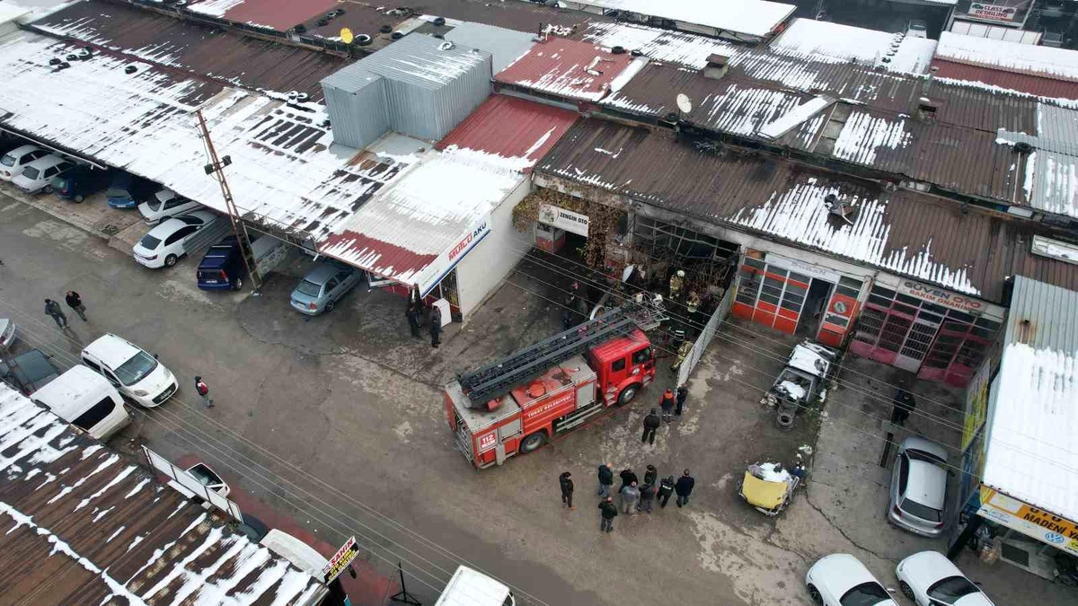 Tokat\'ta Kaportacı Dükkanında Yangın
