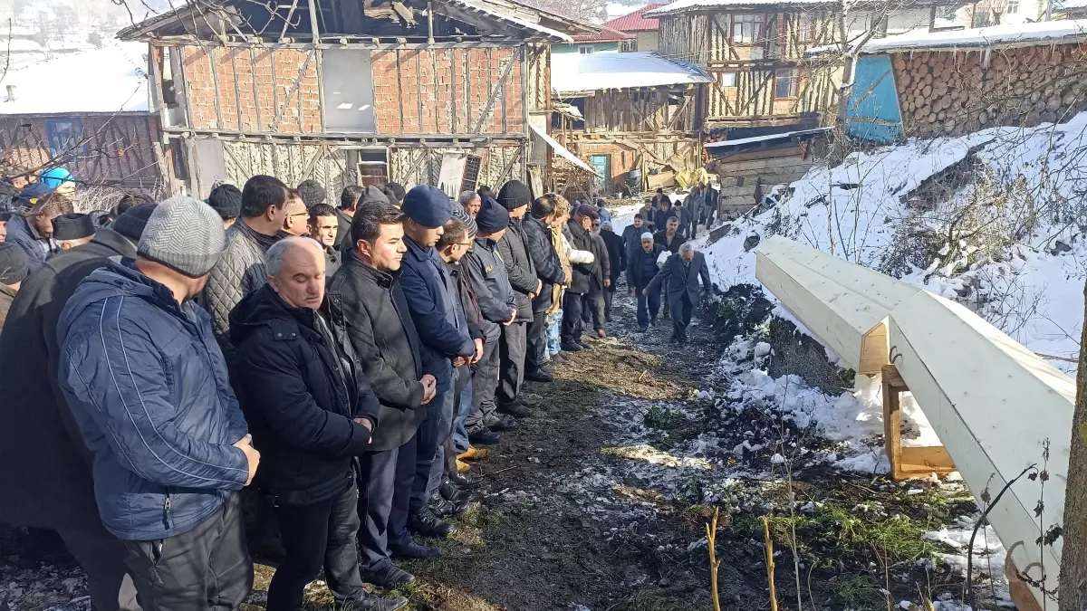 Tosya\'da Yangında Hayatını Kaybeden Baba ve Oğul Toprağa Verildi