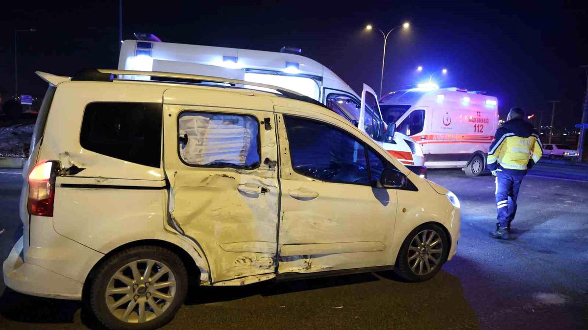 Aksaray\'da Tır ile Hafif Ticari Araç Çarpıştı