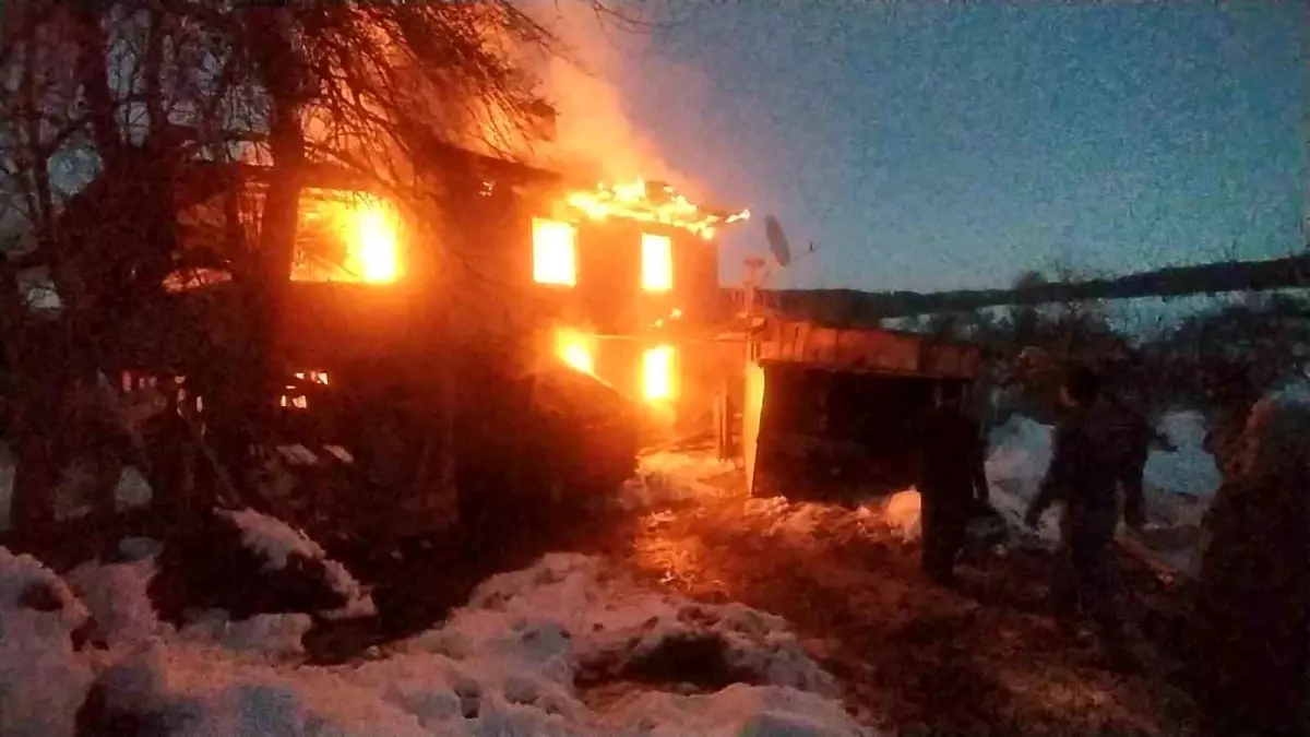 Kastamonu\'da Yangın: 2 Katlı Ev Küle Döndü