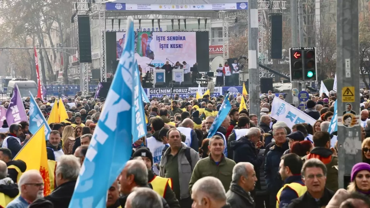 Kamu Çalışanları Ankara\'da Geçim Koşullarını Protesto Etti