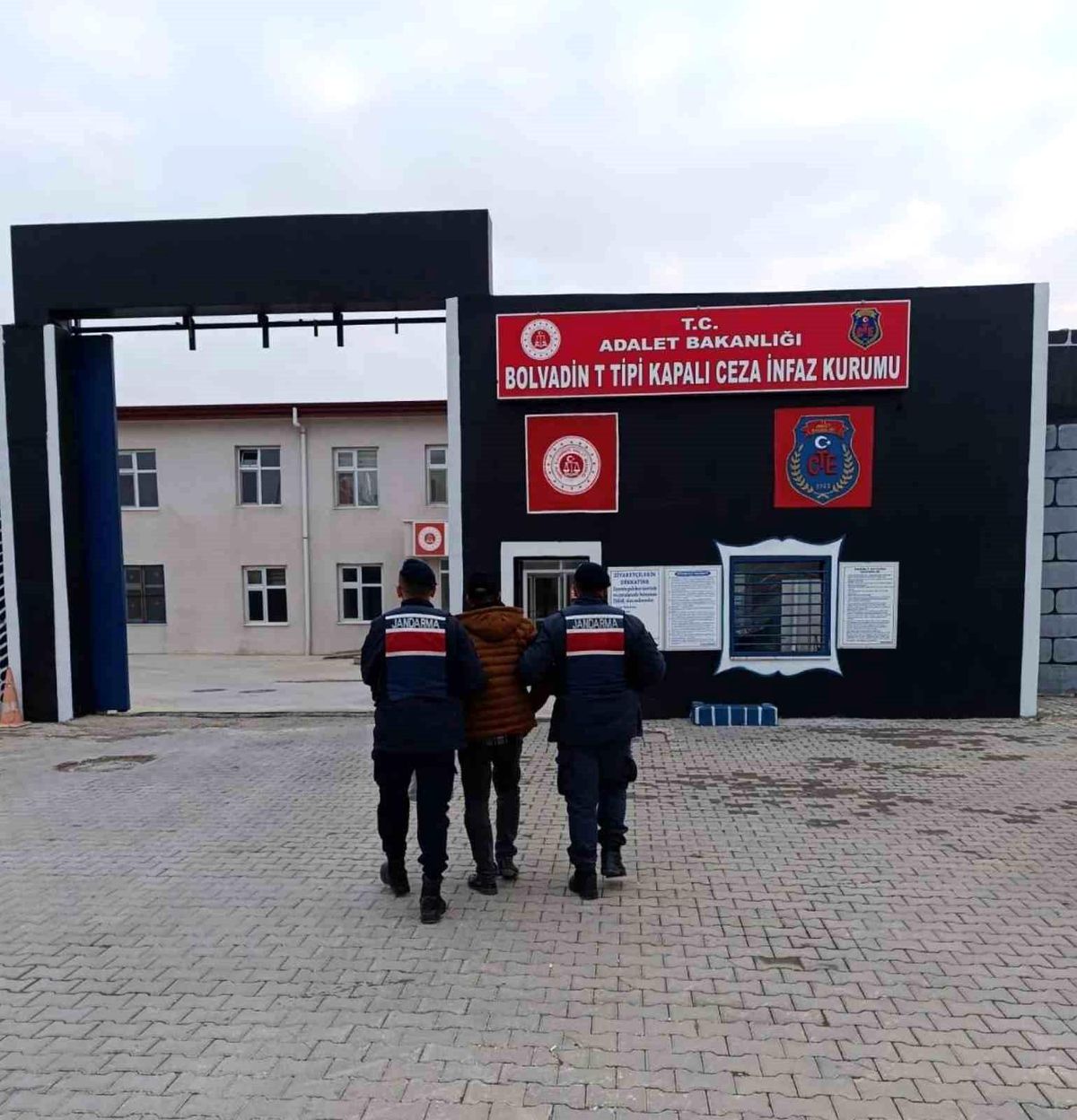Aranan İki Şahıs Yakalandı
