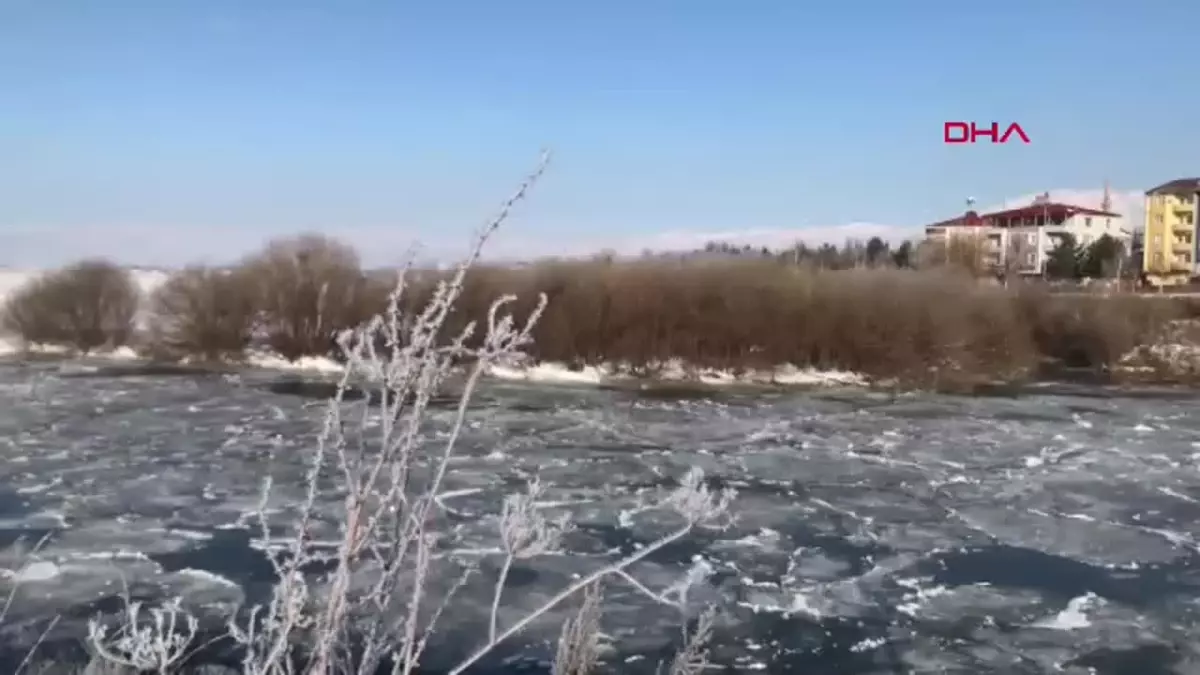 Ardahan\'da Kura Nehri Dondu, Sıcaklık Sıfırın Altında 12,5 Dereceye Düştü