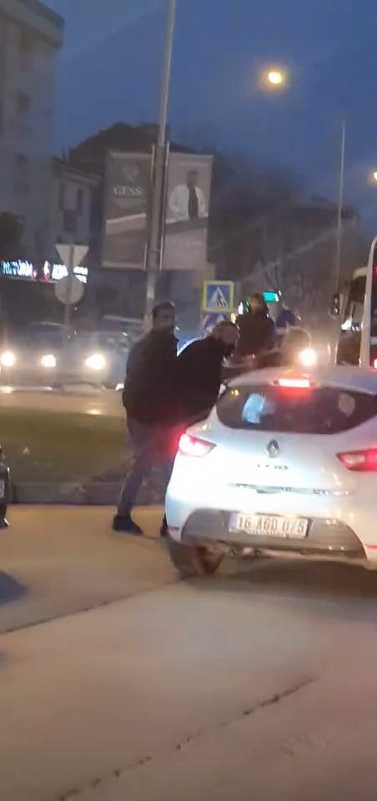 Bursa\'da Yol Verme Tartışması: Otobüs Şoförü İşten Çıkarıldı