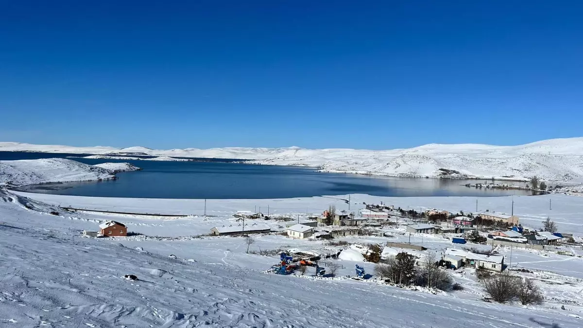 Çıldır Gölü\'ne Mevsimin İlk Karı Düştü