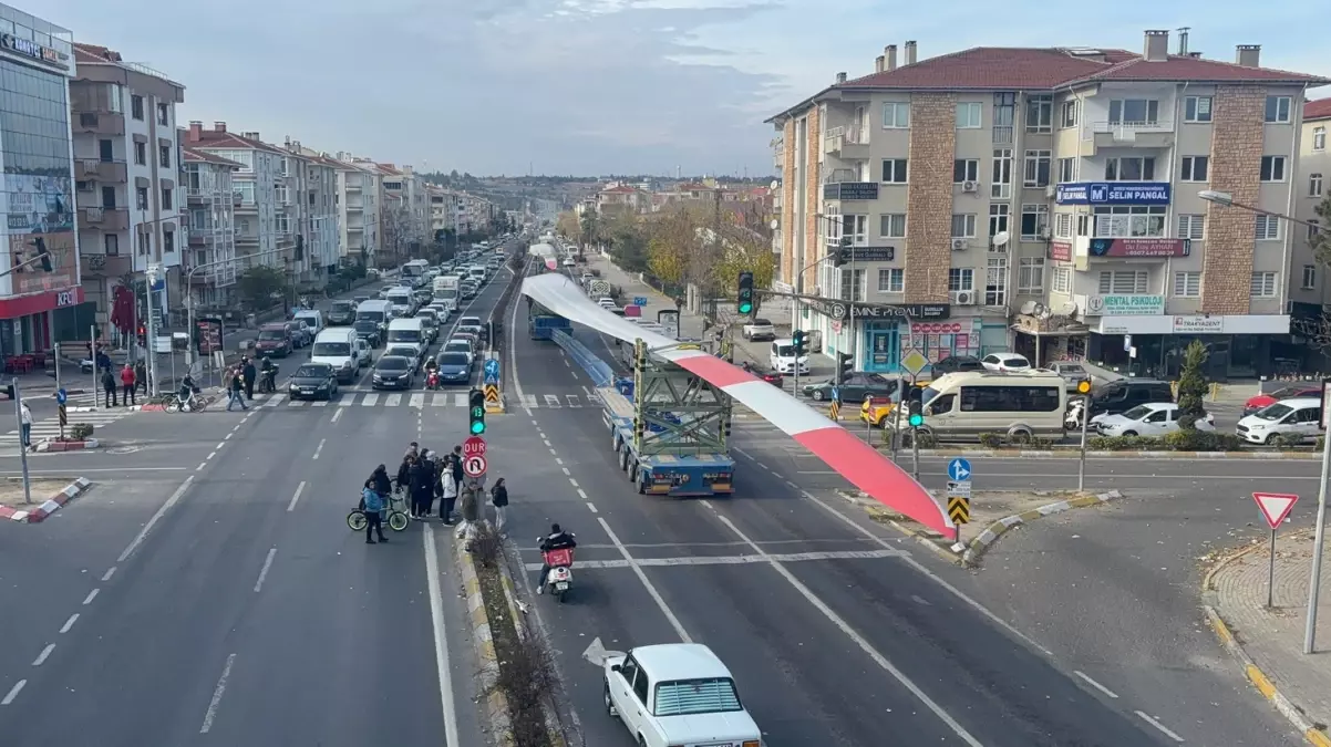 Dev rüzgar türbinleri vatandaşların meraklı bakışlarının arasından geçti