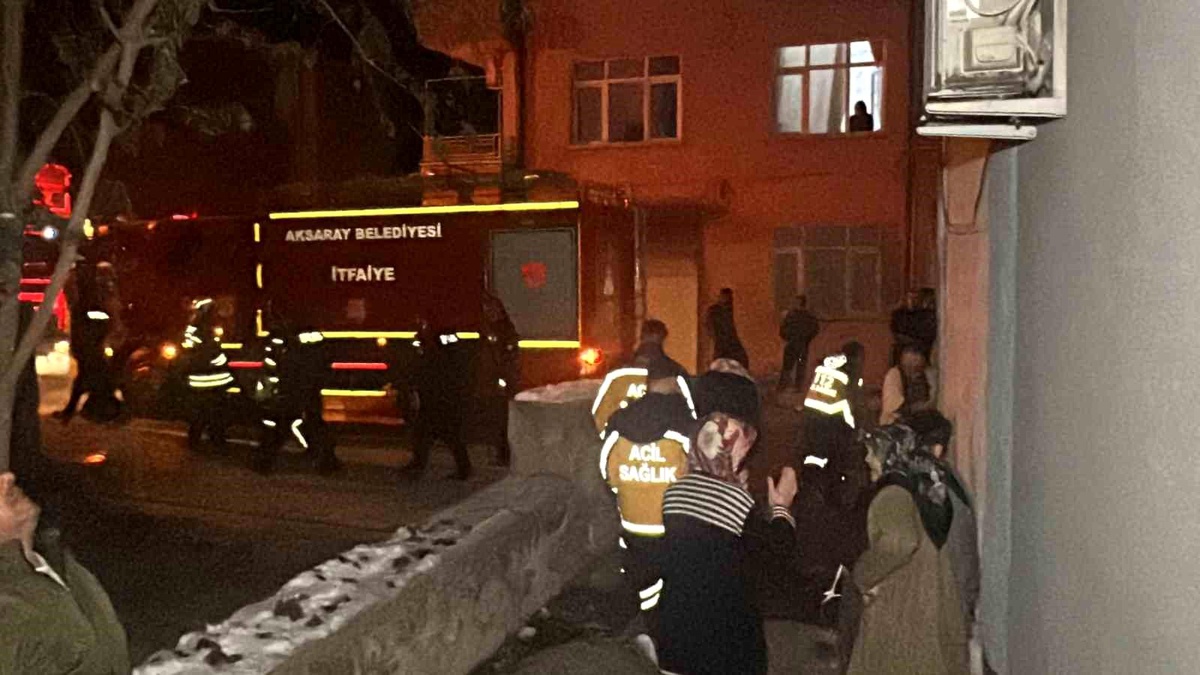 Aksaray\'da Apartmanda Yangın Paniği