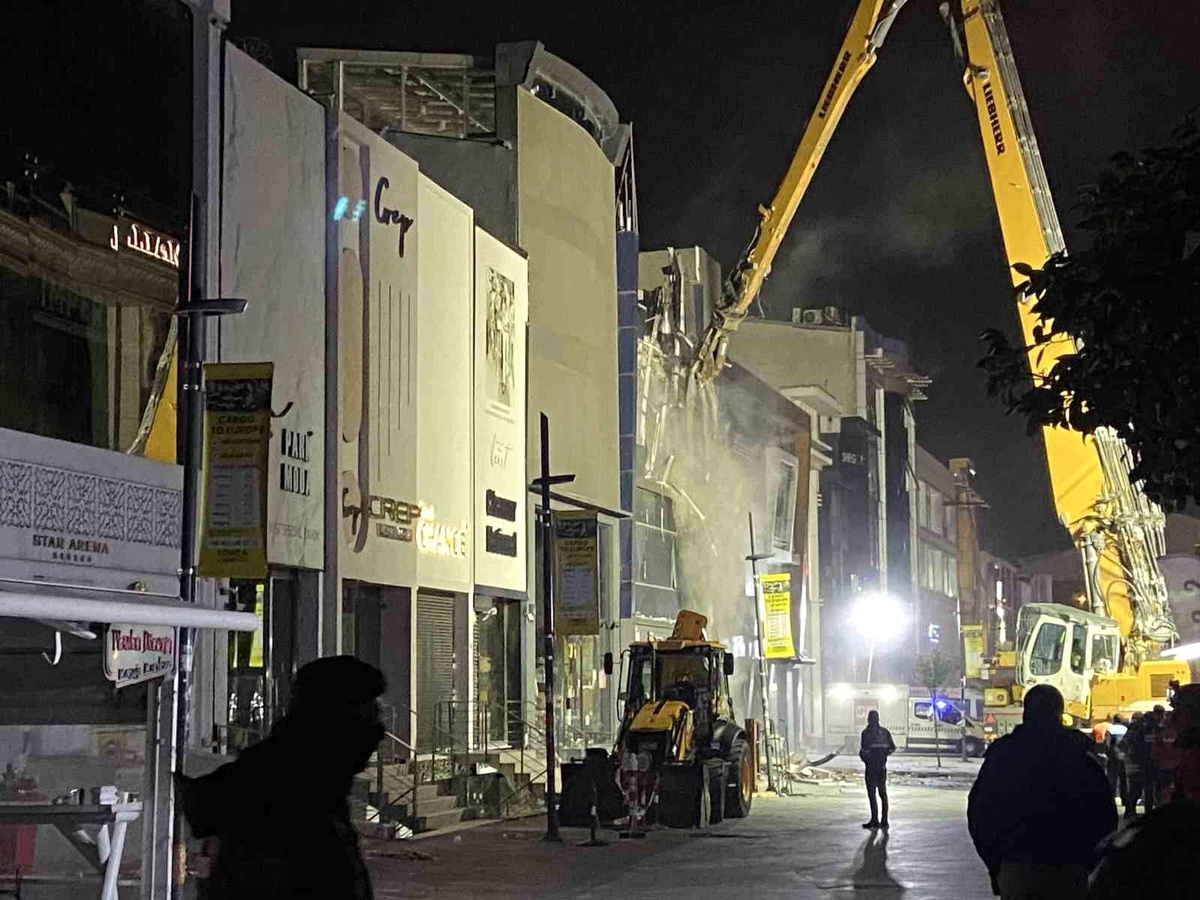 Güngören\'de Kentsel Dönüşümde Çöken Binada Kurtarma Çalışmaları Devam Ediyor
