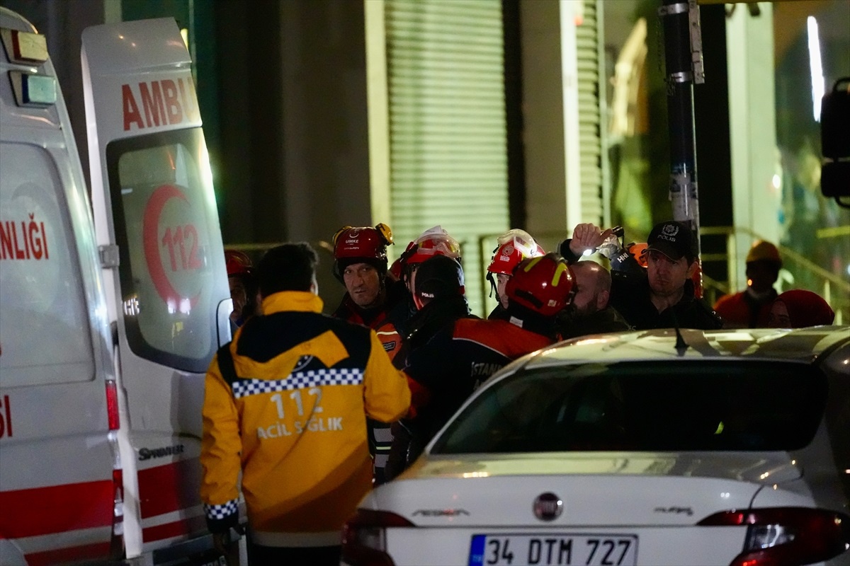 Güngören\'de Çöken Binada Arama Kurtarma Sürüyor