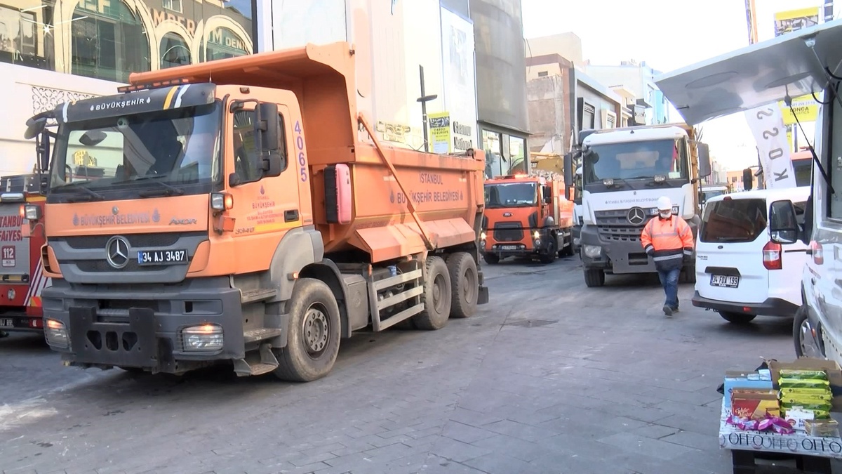 Güngören\'de çöken binanın enkazında kalan bir işçiyi kurtarma çalışmaları 2\'nci gününde sürüyor (Havadan görüntüler)