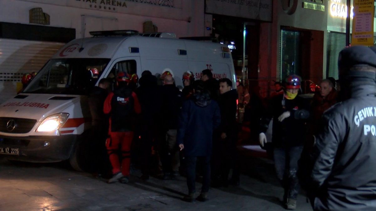 Güngören\'de Çöken Binada İtfaiye Eri Yaralandı