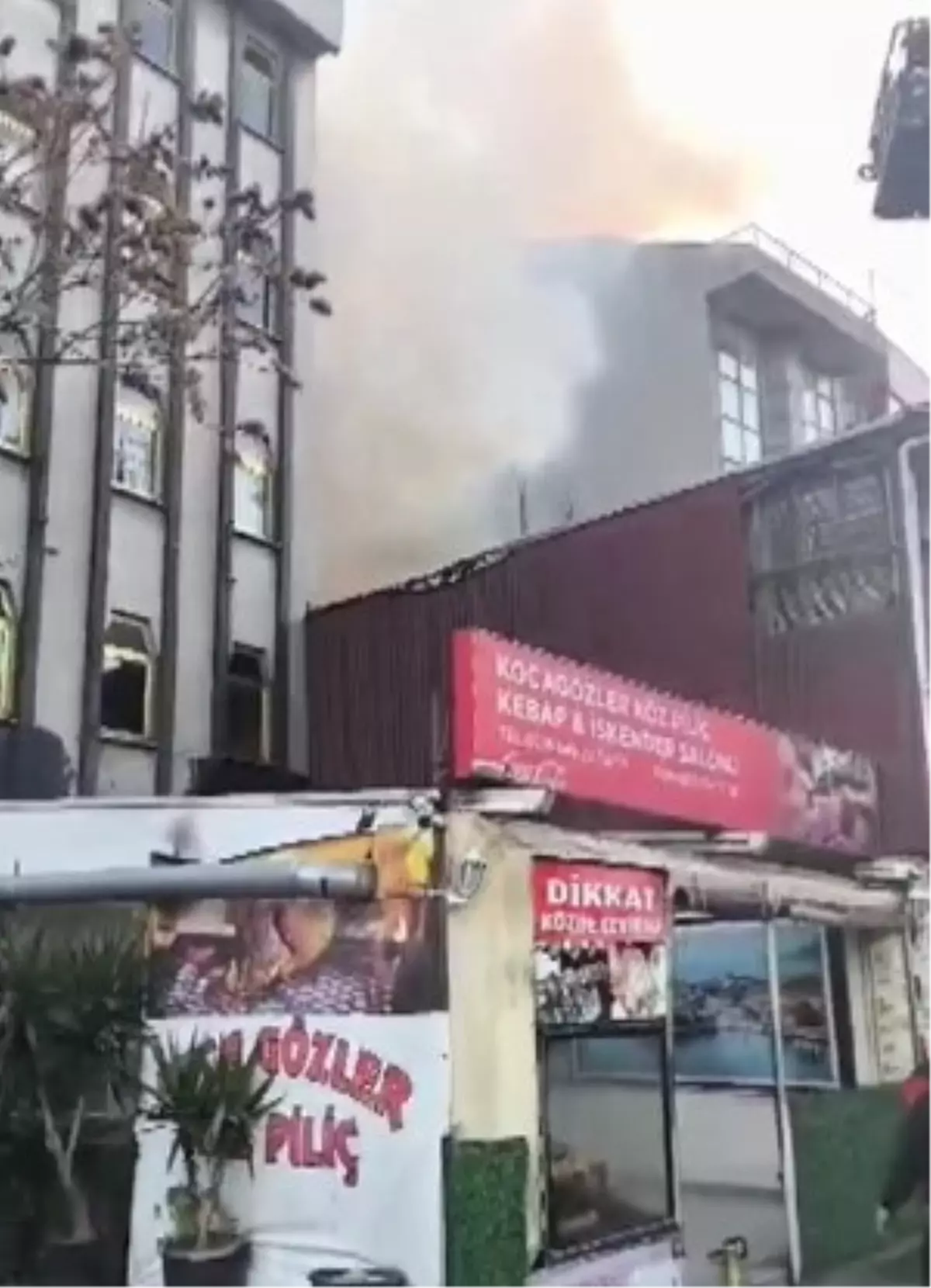 Kadıköy\'de İki Katlı Ahşap Bina Yangınında Büyük Panik