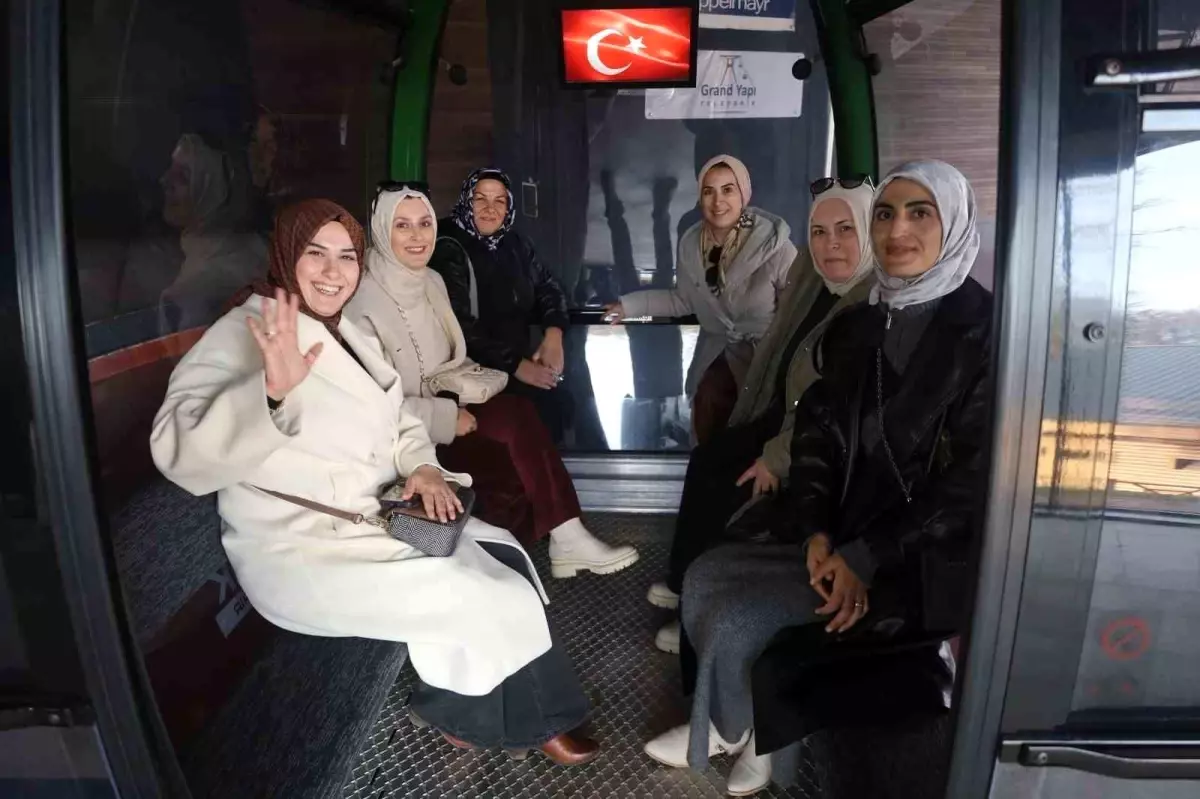 Kocaeli\'nin Yarım Asırlık Hayali: Kartepe Teleferiği ile Kadın Çiftçiler Zirveye Çıktı