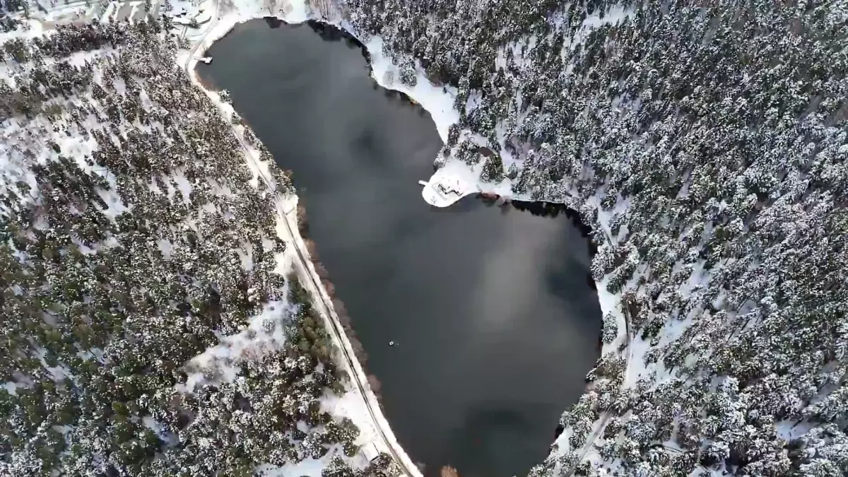 Bolu\'da Karla Kaplanan Gölcük Tabiat Parkı\'nın Eşsiz Manzaraları