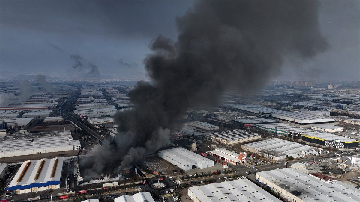 Kayseri\'de Mobilya Fabrikasında Yangın: 2 Ölü