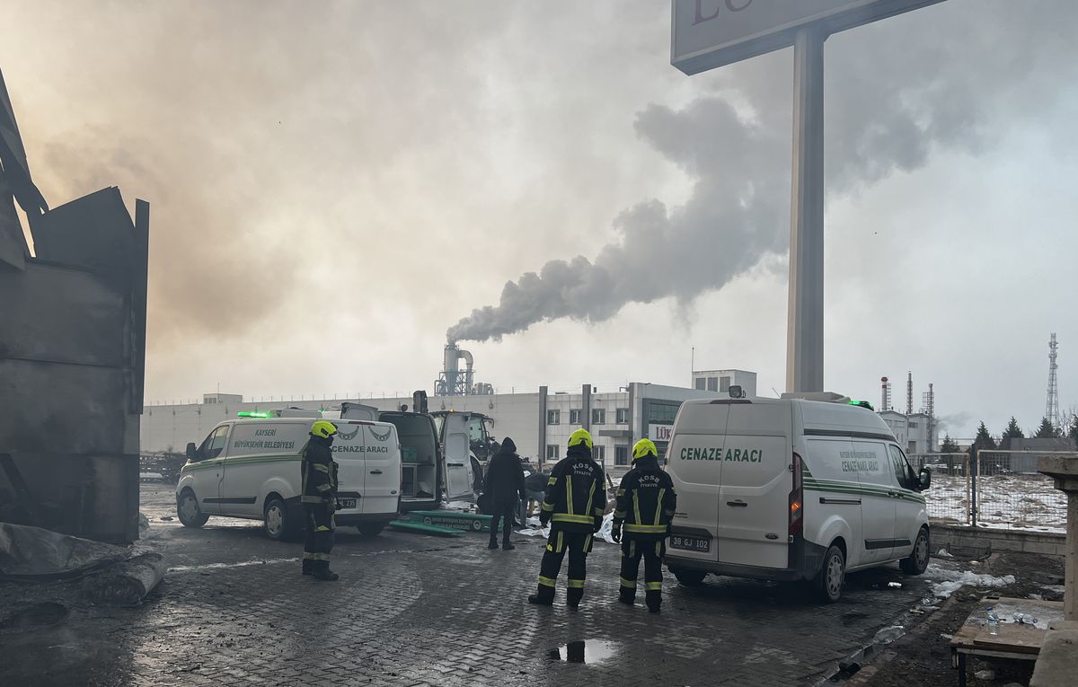 Kayseri\'deki Mobilya Fabrikasında Yangın: 3 İşçi Hayatını Kaybetti