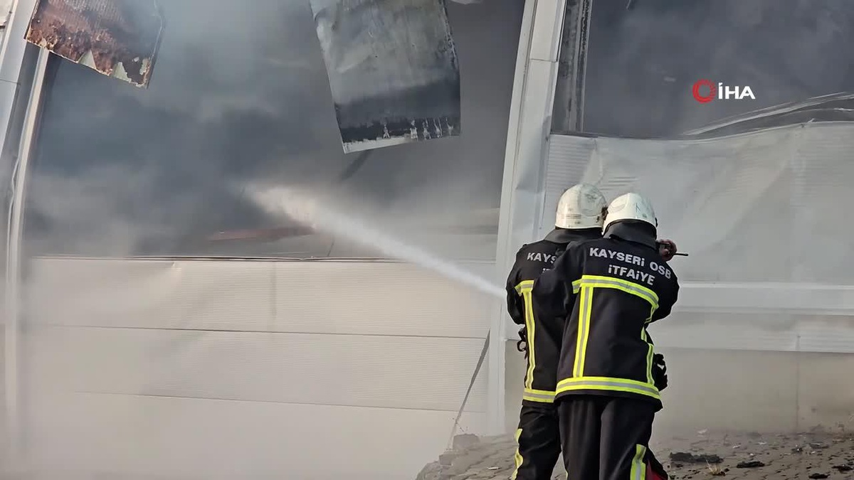 Kayseri\'de Mobilya Fabrikasında Büyük Yangın