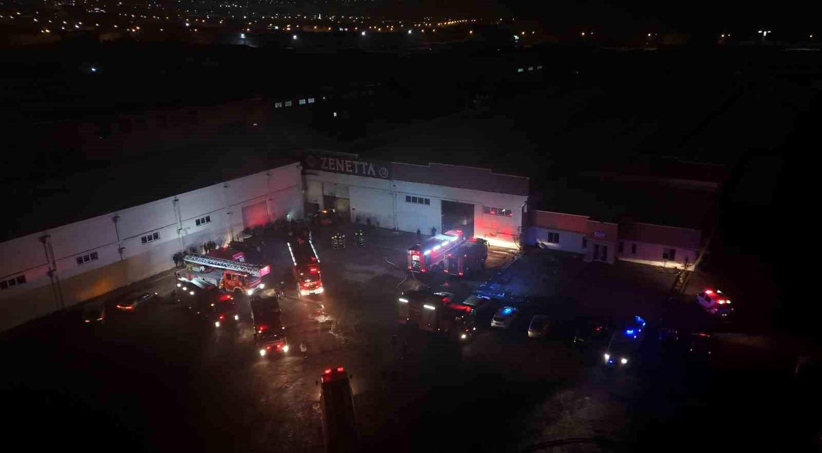 Kayseri\'de Mobilya Fabrikası Yangını