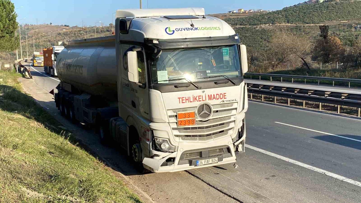 İzmit\'te Kimyasal Tanker ile Otomobil Çarpıştı